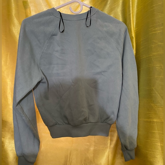 a light teal sweater - Picture 4 of 5